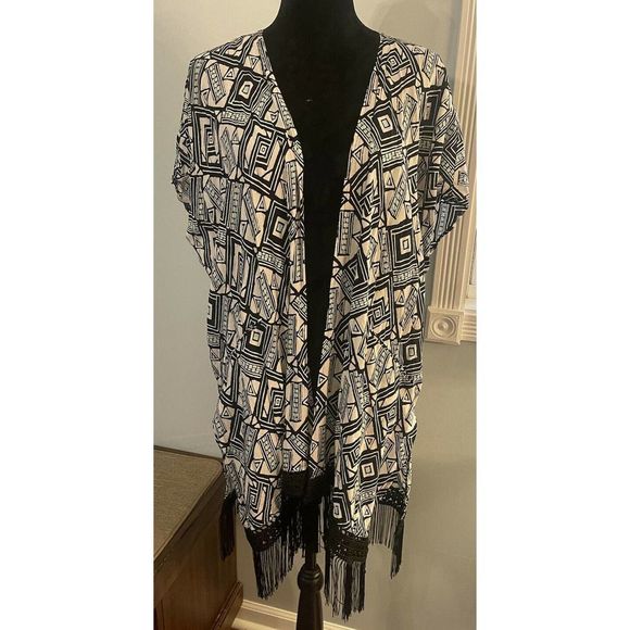 Victoria's Secret Tops - Victorias Secret Size XS Kimono Shaw Fringe Bottom Geometric Lightweight